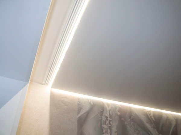 Пример натяжного потолка с подсветкой