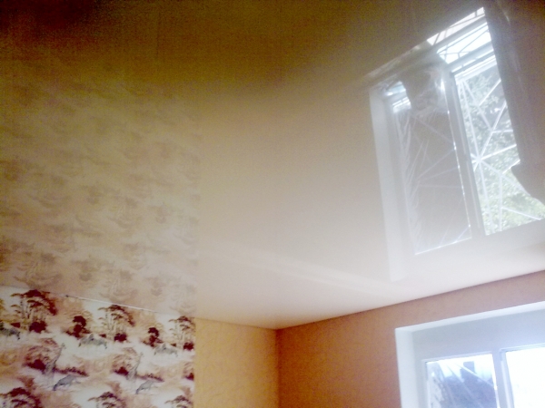 Глянцевые натяжные потолки