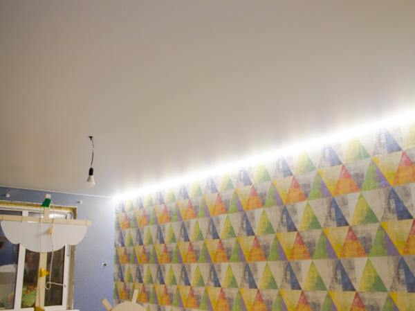 Пример натяжного потолка с подсветкой