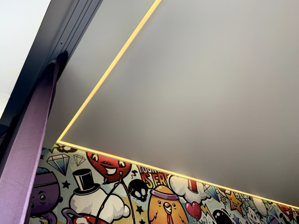 Фото парящего натяжного потолка на кухню