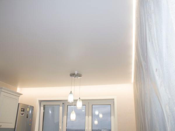 Фото парящего натяжного потолка на кухню