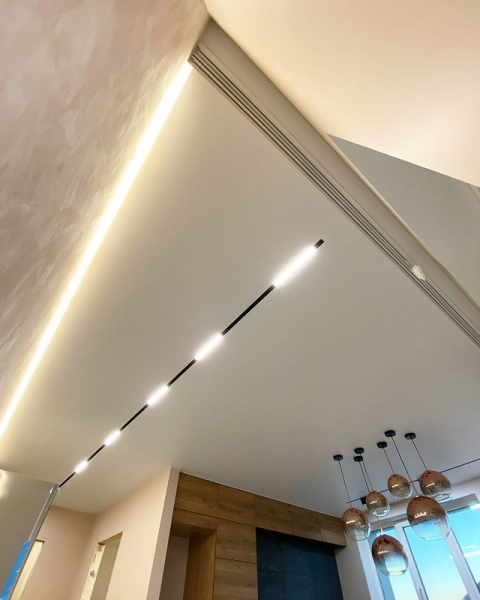 Фото натяжного потолка с технологией SLOTT на кухню