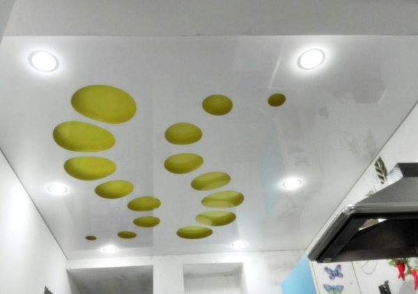 Натяжной потолок на кухню
