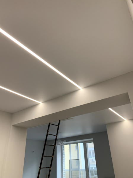 Фото натяжного потолка в зал