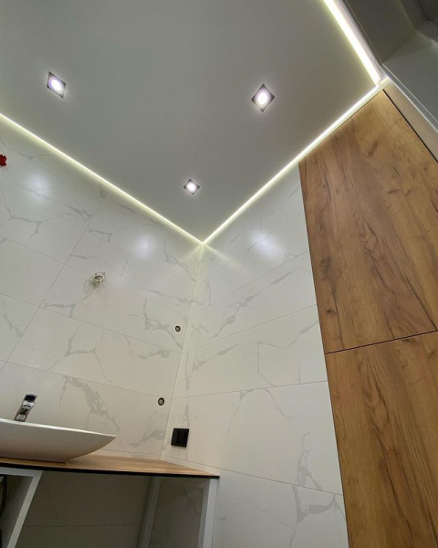 Фото натяжного потолка в ванную комнату